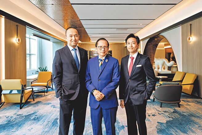 郭令明遵循父親的接班模式，維持家族企業的經營模式，並及早將長子郭益智（左）引進家族企業，長時間在他的指導下學習、成長，為傳承與順利交接做好萬全的準備。此外，他的侄子郭益升（右）也被委任為集團首席營運長，擔任重責。（郭令明提供）