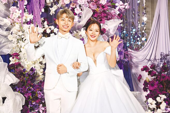 賴慧如（右）、劉家銘13日補辦婚宴，浪漫曬恩愛。（鄧博仁攝）