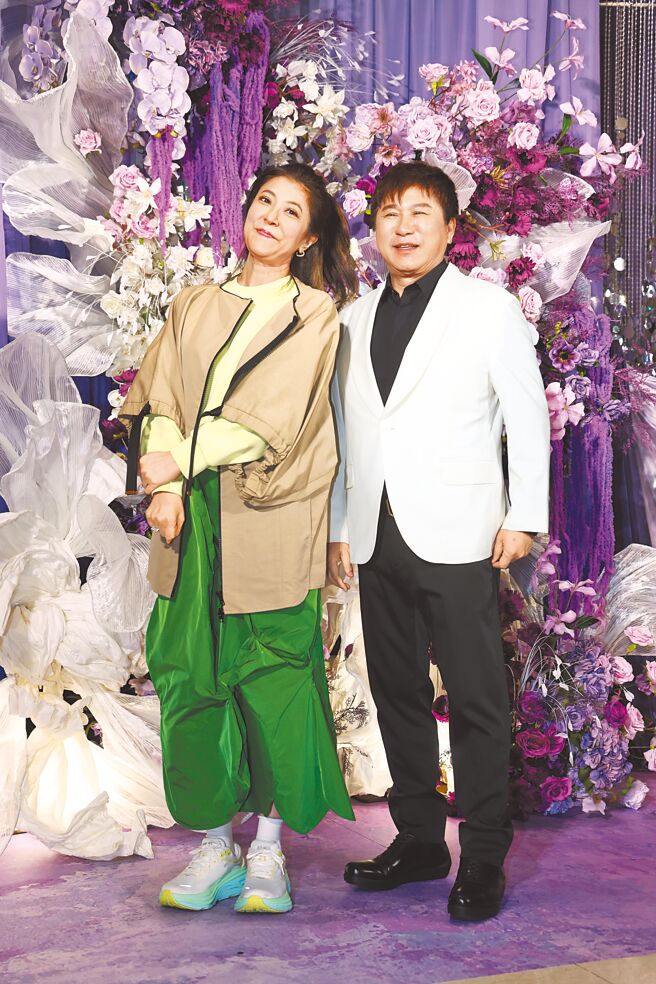胡瓜（右）與老婆丁柔安13日攜手出席賴慧如婚宴。（鄧博仁攝）