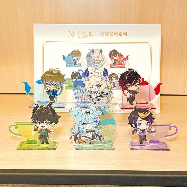 「《彩虹社NIJISANJI EN》主题联名咖啡厅」的全新「秘馥茶席」系列Q版压克力立牌为台湾首发限定款，350元。（FANFANS CAFE提供）