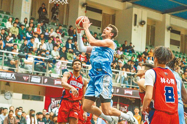 勇士洋將威希持球突破鋼鐵人防線，準備上籃輕鬆取分。（PLG提供）