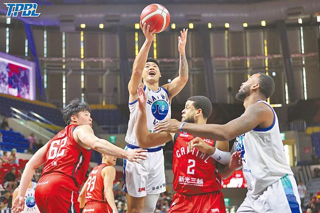 邱子軒（中）13日貢獻17分，助隊中止1連敗低潮。（TPBL提供）