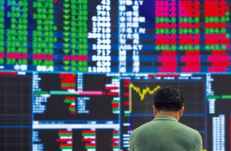 股票慘賠不必睡公園！ 專家曝老韭菜超優首選：免費淋浴、有冷氣