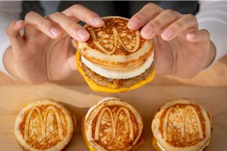 麥當勞「厚鬆餅堡」回歸 備貨增3倍、限量230萬個