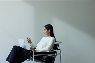 Sony新款降噪耳機輕巧高續航 全罩式耳機出新色