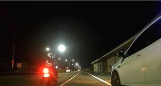 毒駕拒檢衝撞警員！警開槍射輪胎逮1嫌 駕駛逃逸追緝中