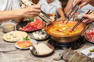 苦盡甘來遇見「平凡」 用火鍋組、豪華刺身寵愛媽咪