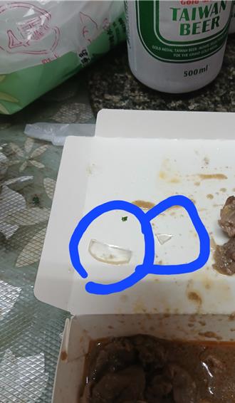 炒羊肉配玻璃？民眾外带险吃下肚 卫生局要查了