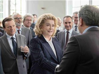 凯萨琳丹妮芙扮《第一夫人》 「时尚老佛爷」竟也同框入镜