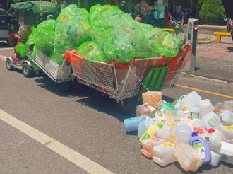 年輕開連結車？阿嬤載「3大堆回收物」趴趴走 又見道路毛毛蟲