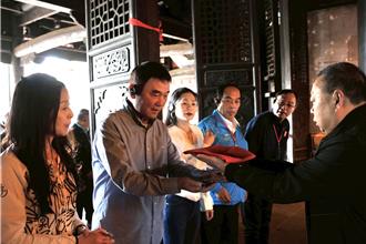 鍾東錦訪四川  溯源參拜梓潼七曲山大廟