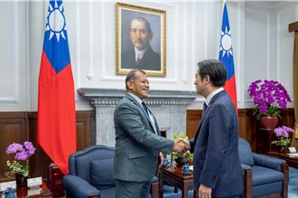 赖清德赠鞋吐瓦鲁小学生  吐国副总理致谢：对年轻世代的希望