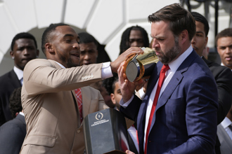 范斯糗大了 沒捧好母校足球冠軍獎盃險摔壞！川普側目