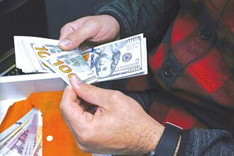 美元指數摜破100 台幣爆量史上第六大