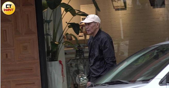 侯孝贤戴着米色帽子现身住家附近散步。（图／本刊摄影组）