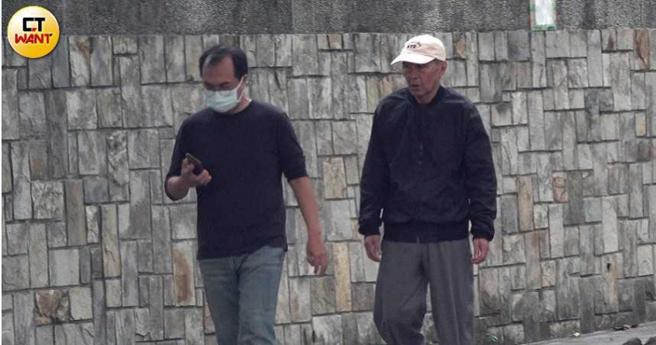 侯孝贤散步时儿子侯甫岳就陪在身边。（图／本刊摄影组）