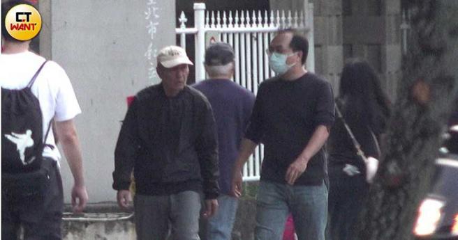 父子俩沿路不时对话，互动十分日常。（图／本刊摄影组）