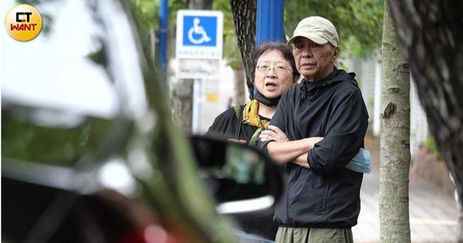 2022年本刊也曾遇见侯孝贤与朱天文在路边聊天等车。（图／本刊摄影组）