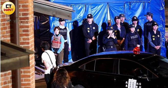 本月8日深夜11點多，身穿道具服裝的王淨現身西門紅樓廣場拍攝。（圖／本刊攝影組）