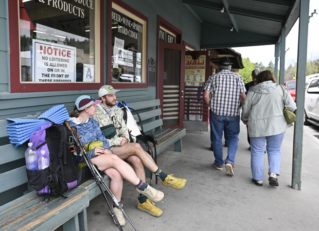 2025 年 4 月 14 日星期一，聖地牙哥郡發生地震後，民眾在加利福尼亞州朱利安（Julian）等待徒步旅行。 （圖/美聯社）
