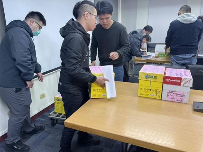 新北市发起罢免土树三莺立委吴琪铭与苏巧慧的团队今天透露「我们这边调查局已到」。图为罢团交件状况。（罢团去怋除秽提供）