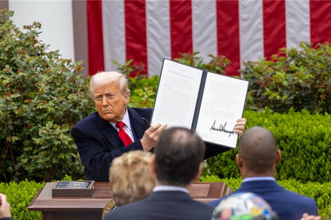 陆媒访美经济学者指关税无法实现制造业回流政策反復自毁贸易信用。图为4月2日美国总统川普在白宫展示签署后对等关税的行政命令。（新华社）