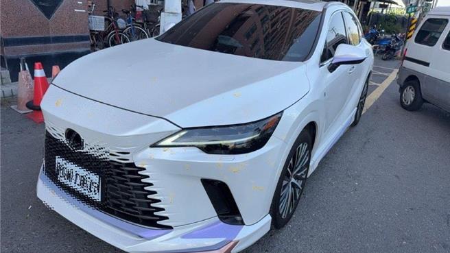 35岁郑姓女子驾驶自小客车行经冈山区新乐街时，突遭鸡蛋喷溅车体，警方调查发现，该枚鸡蛋最初砸中一辆自小货车，（该车主认为损害轻微，未提出报案），之后蛋汁飞溅至郑女的车辆，造成其惊吓并报警。（警方提供／林雅惠高雄传真）