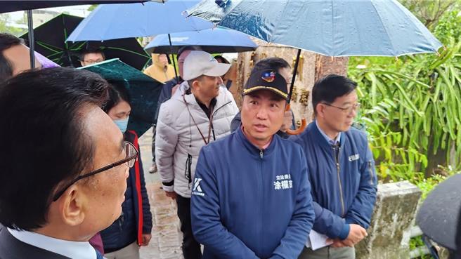 桃园市杨梅地区交通繁杂，立委涂权吉（右二）盼能打通甡甡路、秀才路至中山南路，但因目前中央迟迟未核定省改计画，造成地方工程卡关。（立委涂权吉提供）