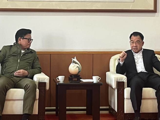 面对现今诈骗，警大校长杨源明（右）强调，需用科技打击科技，公私协力反诈。(图／台湾民间反诈骗协会提供)