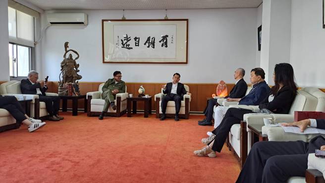 台湾民间反诈骗协会今日拜会警察大学校长杨源明，希望从办案源头培训专业的反诈警察队。(图／台湾民间反诈骗协会提供)