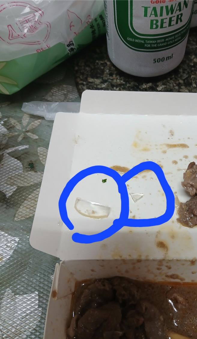 高雄市小港区一间羊肉店被民眾在社群平台爆料疑似餐点内夹带异物，引发食品安全疑虑。（图：翻摄自「小港桂林新大小事」社群网站）★《中时新闻网》关心您：饮酒过量，有碍健康。酒后不开车，安全有保障！