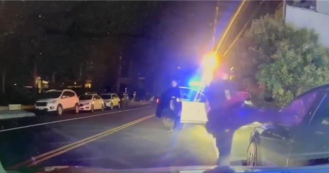 宜警强势破窗。（警方提供／吴佩蓉宜兰传真）