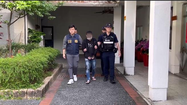 警方强势以警棍及脚踹，破坏驾驶车窗，才顺利逮获车上22岁黄男与23岁何男。（警方提供／吴佩蓉宜兰传真）