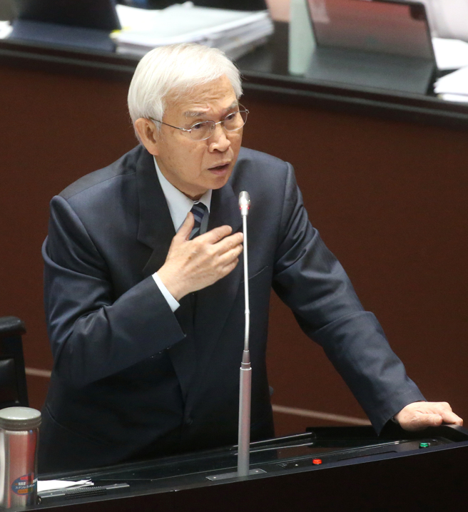 央行总裁杨金龙直言，百年无息美债形同倒债。图／赵双杰