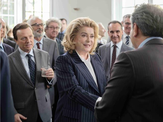 凯萨琳丹妮芙在新片《第一夫人的逆袭》中，化身前法国第一夫人贝娜黛特席哈克。（海鹏提供）