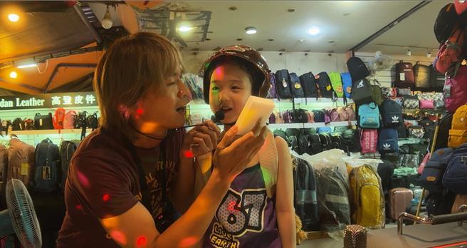 《左撇子女孩》演員還包括黃鐙輝（左）、葉子綺。（劇組提供）