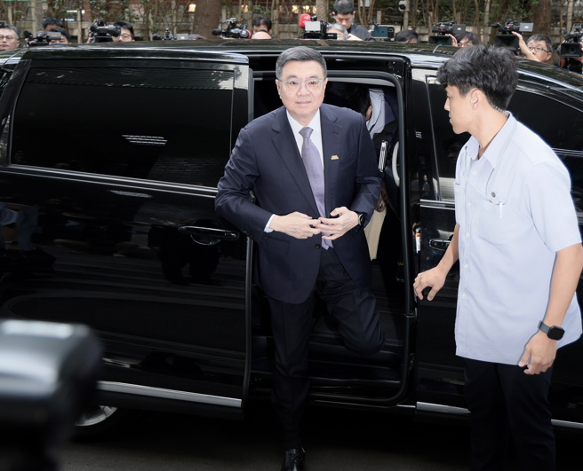 行政院长卓荣泰（中）15日前往立法院院会接受质询。（郭吉铨摄）