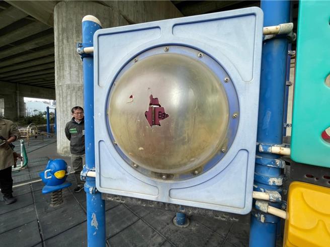 民进党新竹市议员曾资程指出，有民眾反映活动中心旁的体健设施，因年久失修严重风化、破损。（曾资程提供／王惠慧新竹传真）