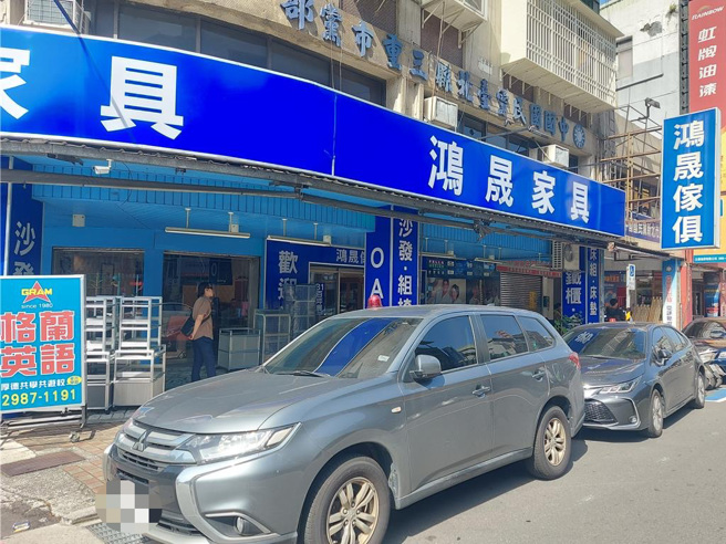 调查局干员到三重区党部搜索。（张铠乙摄）