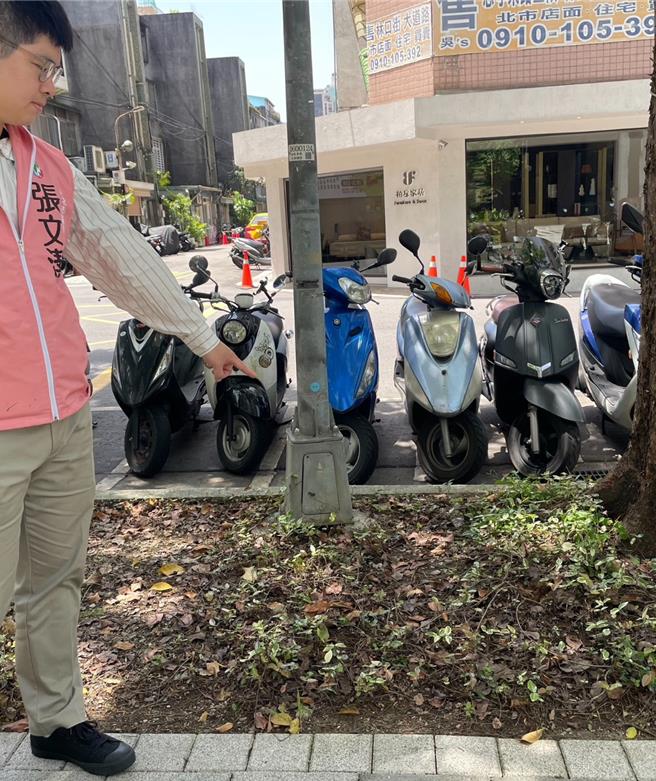 北市议员张文洁指出，信义区广慈社宅绿化植物凋的凋、谢的谢，整片都是土，甚至变成民眾丢垃圾的地方，久而久之滋生果蝇蚊虫。（台北市议员张文洁提供／张珈瑄台北传真）