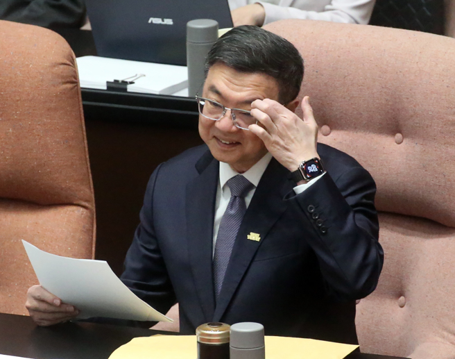 图为行政院长卓荣泰出席立法院院会接受质询。（赵双杰摄）