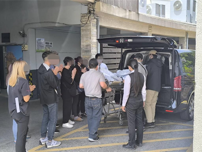 林女家屬悲痛認屍。（李京昇攝）