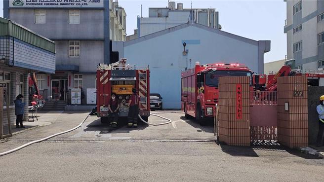 15日下午1时许，桃园市大园区大工路1处化工工厂白烟窜出，桃园市消防局出勤36车、70人前往抢救。（姜霏摄）