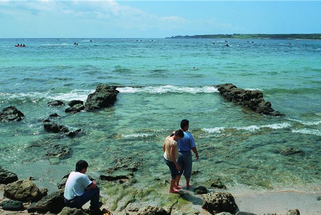 垦丁南湾还留有拖鲸道的遗迹。（垦管处提供／罗琦文屏东传真）