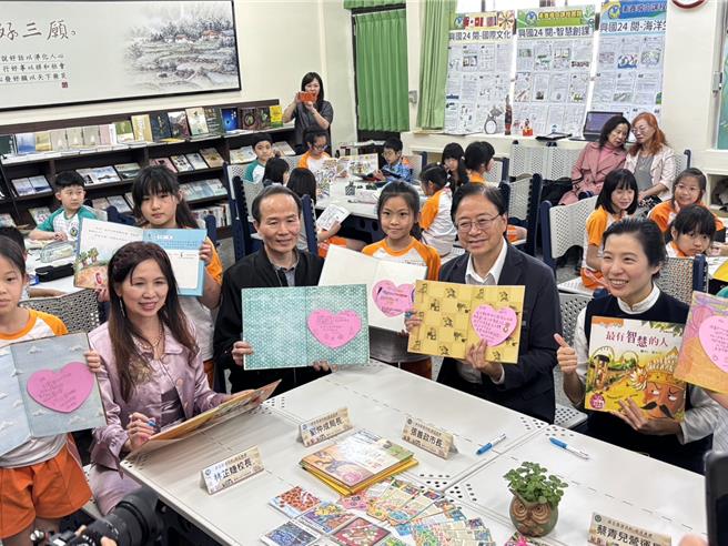 桃园市兴国国小静思阅读书轩于15日正式揭幕启用，是全台第326间静思阅读书轩。（姜霏摄）
