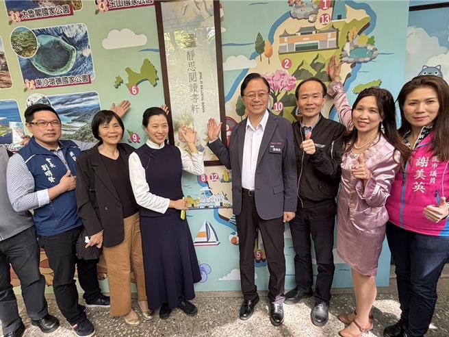 桃园市兴国国小静思阅读书轩于15日正式揭幕启用，是全台第326间静思阅读书轩。（姜霏摄）