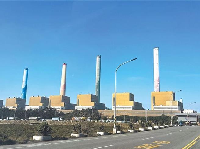 70岁孙姓施工人员15日在综合施工处台中工区内新建机组工程进行土建相关作业时，坠落深约5公尺电缆涵洞，头鼻出血、意识不清送往童综合医院抢救仍不治。（本报资料照片）