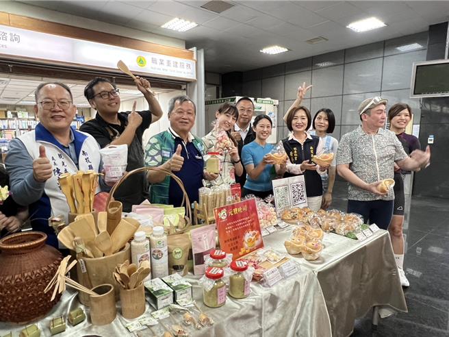 南投县副县长王瑞德（左3）主持「南投旅游百K小镇漫游」记者会，邀民眾骑自行车走访特色小镇，感受最chill的旅行。（杨静茹摄）