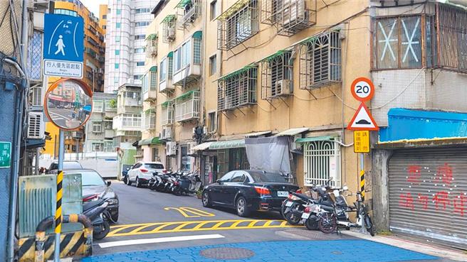 北市交通局于信义区嘉兴里打造北市首处「行人优先区」。（台北市交通局提供）