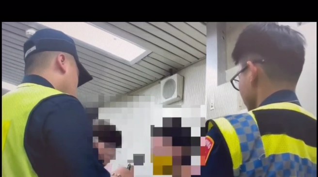 15日下午北投石牌捷运站发生惊人的持刀伤人案，嫌犯已经遭逮捕带回，伤者送医已无大碍。（翻摄画面）